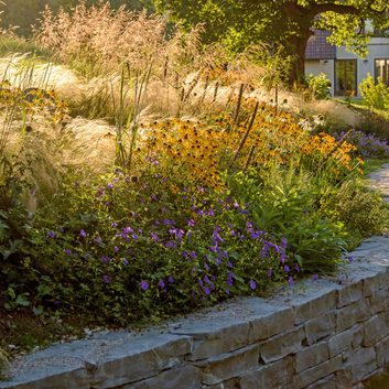 p4n-gartengestaltung-pflanzen-rasen-naturstein-mauer