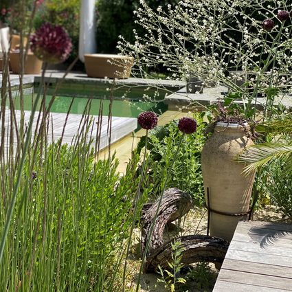 pool-for-nature-gartengestaltung-graeser-blumen-holz-deko